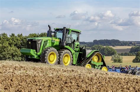 Zdjęcie ciągnika John Deere 9RX z widocznymi gąsienicami