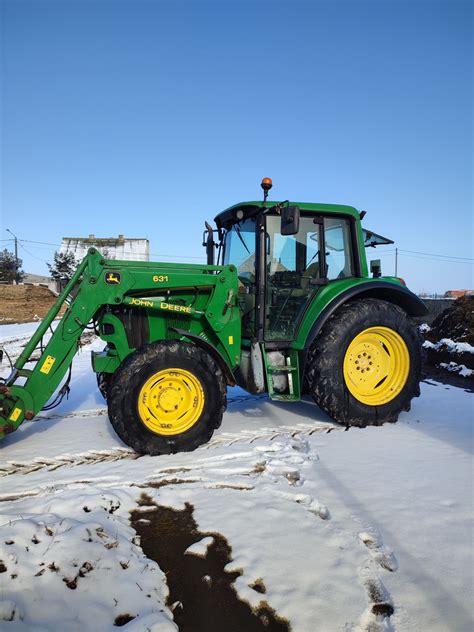 John Deere 5080M w pracy z ładowaczem czołowym