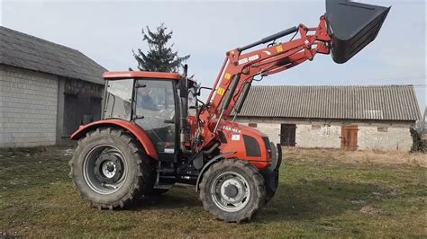ciągnik Farmer F-8244 C2 w akcji podczas odśnieżania lub zamiatania