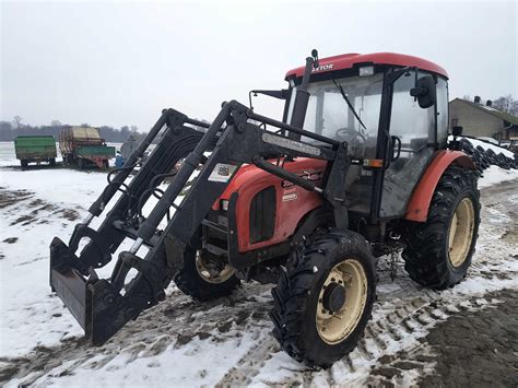 Zetor z ładowaczem czołowym podczas pracy w gospodarstwie