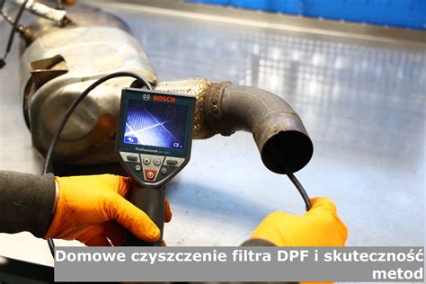 Zbliżenie na czyszczenie filtra opryskiwacza