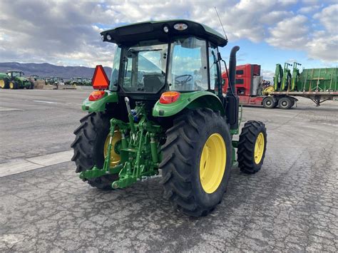 Tematyczne zdjęcie ciągnika John Deere 5115M w akcji