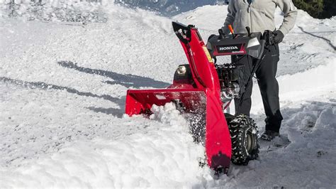 Zdjęcie odśnieżarki Honda HSS 760 TD pracującej w trudnych warunkach zimowych