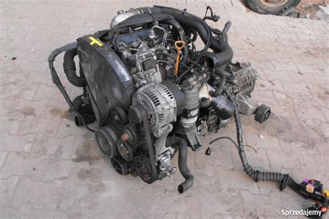 Silnik Diesla w nowoczesnym samochodzie dostawczym Volkswagen Crafter