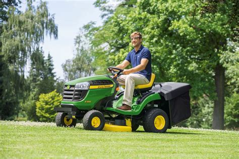 Widok ogólny kosiarki samojezdnej John Deere X135R z tylnym systemem zbierającym