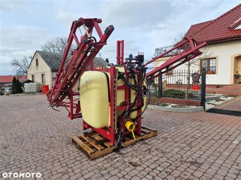 Opryskiwacz firmy Hardi z systemem rozprowadzania cieczy Paraflow, opryskujący wiele rzędów roślin