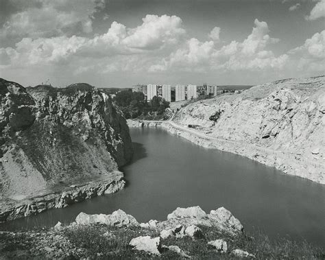 Historyczne zdjęcie polskiego opryskiwacza rolniczego z lat 70. XX wieku