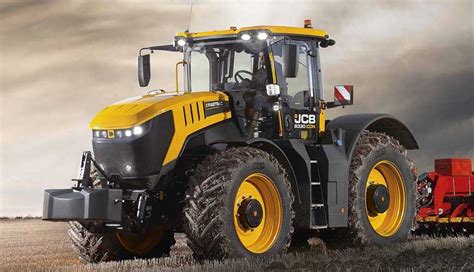 Wnętrze nowoczesnej kabiny ciągnika JCB Fastrac 8000 z pulpitem sterowania