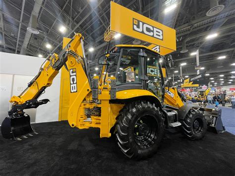 Infographic comparing oil capacities for JCB 3CX, 4CX, and 8018 engines