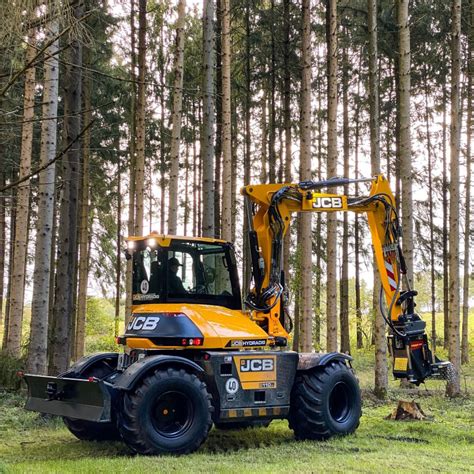 Infografika przedstawiająca 5 kluczowych założeń JCB Hydradig (widoczność, stabilność, manewrowość, mobilność, dostęp serwisowy)