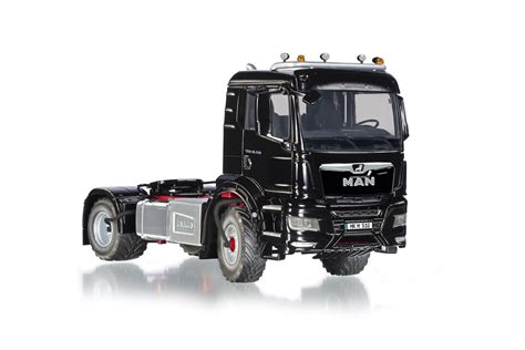 Zdjęcie kolekcjonerskiego modelu MAN TGS 18.510 4x4 BL w białej wersji