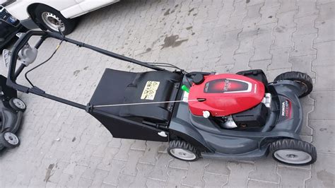 Zdjęcie przedstawiające model kosiarki Honda HRX na zadbanym trawniku