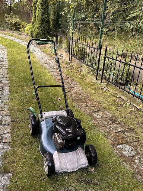 kosiarka spalinowa używana na tle mazowieckiego krajobrazu