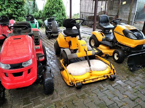 zdjęcie ekspozycji traktorów ogrodowych i kosiarek w sklepie