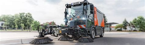 Hako Citymaster w wąskiej uliczce miejskiej, prezentujący kompaktowe wymiary