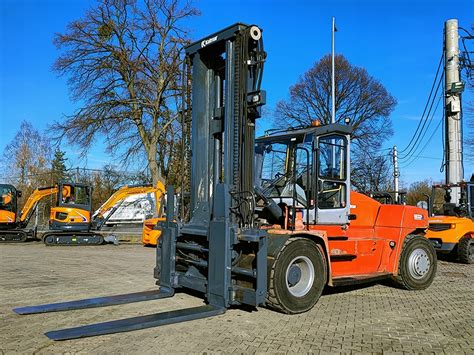 Wózek widłowy o udźwigu 8 ton transportujący ciężkie ładunki na placu budowy lub w dużym magazynie