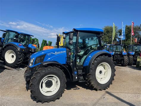 Zdjęcie ciągnika New Holland T5.90S lub T5.100 Dual Command na stoisku targowym
