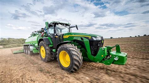Infographic: John Deere 8R 410 engine efficiency and power curve