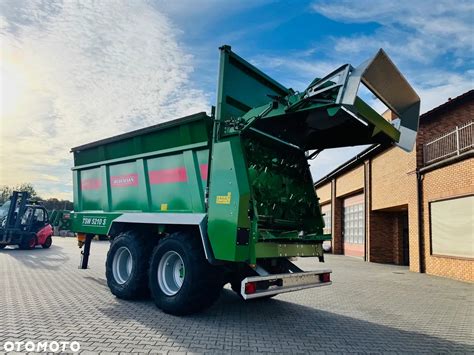 Zdjęcie przedstawiające rozrzutnik Bergmann TSW 5210 S z widocznym adapterem i zasuwą piętrzącą