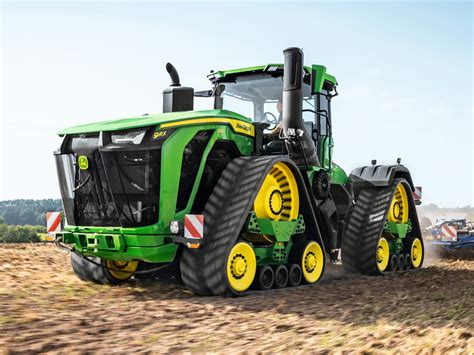 Widok na silnik JD18X w ciągniku John Deere 9RX 830 z widocznymi turbosprężarkami