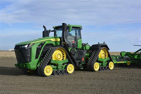 Zdjęcie ciągnika John Deere 9RX 830 w polu z agregatem do uprawy bezorkowej