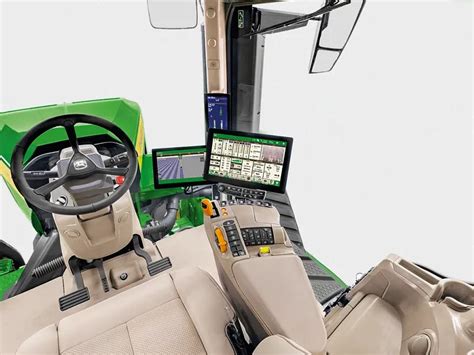 Wnętrze kabiny ciągnika John Deere 9RX 830 z widocznym podłokietnikiem i terminalem