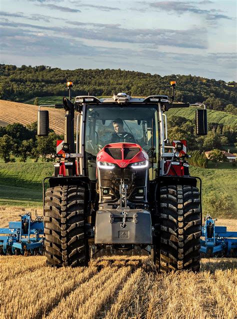 Zdjęcie ciągnika sadowniczego Massey Ferguson MF3 Dyna-VT w pracy w sadzie
