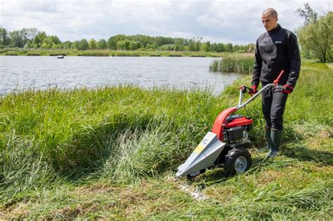 Kosiarka do trawy wysokiej T500 w akcji, kosząca zarośla