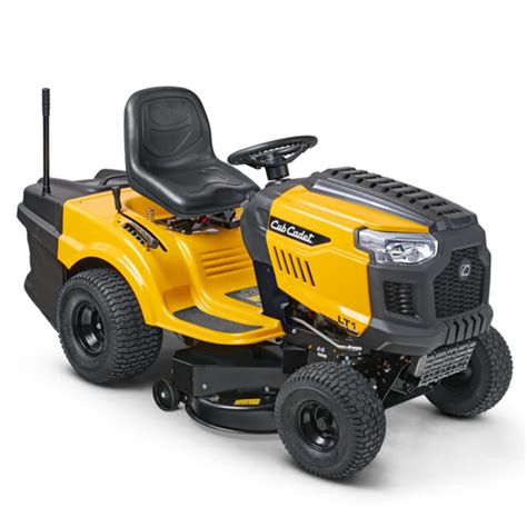 Traktor ogrodowy Cub Cadet LT1 NR92 podczas koszenia trawnika z widocznym koszem na trawę