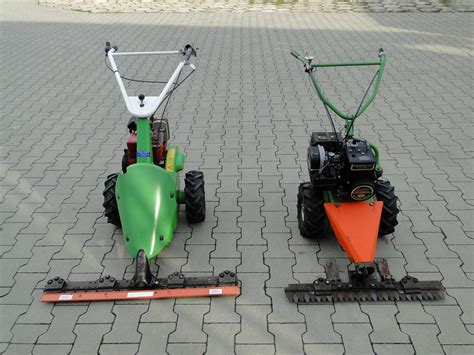 Współczesna kosiarka listwowa pracująca w terenie