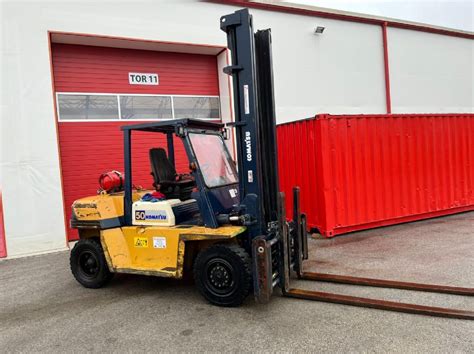 Thematic photo of a Kooi-Aap truck-mounted forklift in operation