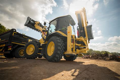 Zdjęcie koparko-ładowarki Caterpillar 444 CX w pracy na budowie