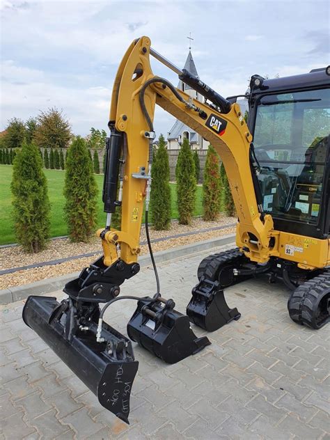 Minikoparka Caterpillar 301.8 CR w akcji na małym placu budowy