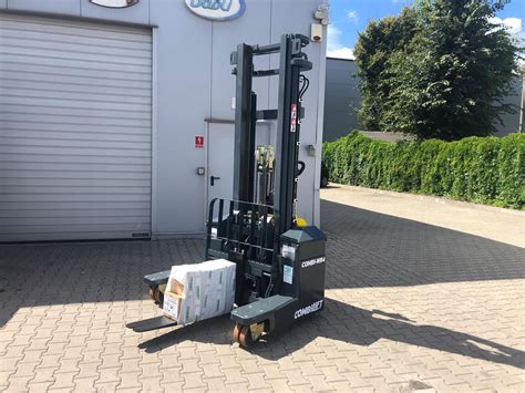 Wózek systemowy Combilift w wąskim korytarzu