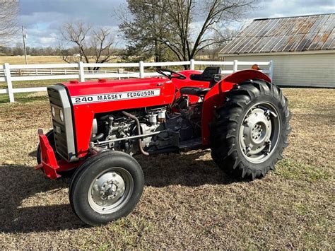 Infografika z kluczowymi parametrami technicznymi Massey Ferguson 240 (silnik, moc, wymiary)