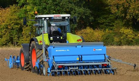 zdjęcie siewnika Rabe Ecodrill w pracy na polu
