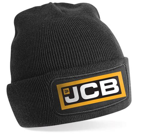 Zimowa czapka z logo JCB na tle placu budowy lub sprzętu JCB