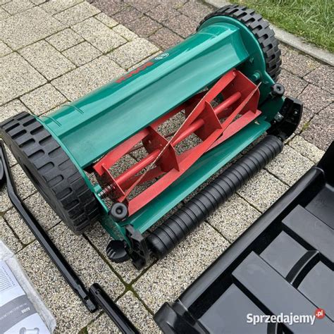 Kosiarka bębnowa Bosch AHM 38 G w akcji na trawniku