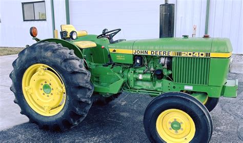 historyczne zdjęcie Johna Deere lub wczesnego sprzętu rolniczego firmy John Deere, symbolizujące długą tradycję marki