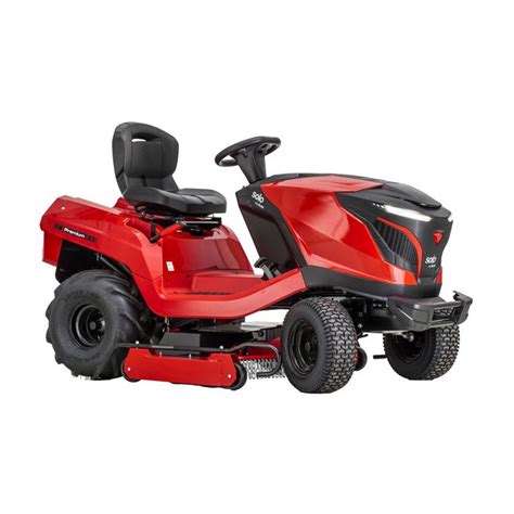 Traktor Solo by AL-KO z dodatkowymi akcesoriami do pracy całorocznej