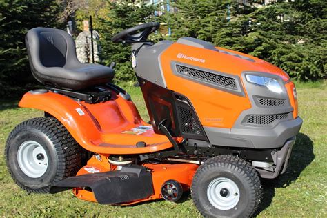 kosiarka-traktorek Husqvarna z różnymi akcesoriami
