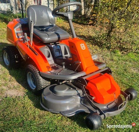 traktorek Husqvarna ze zderzakiem ochronnym i lemieszem do odśnieżania