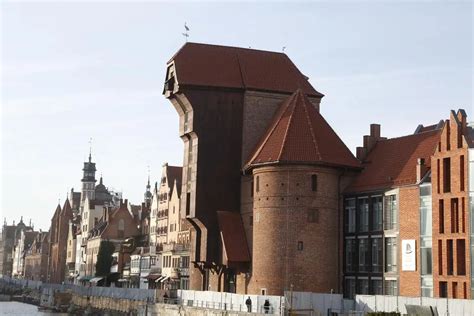 Historyczny Żuraw Gdański nad Motławą, XIV wiek