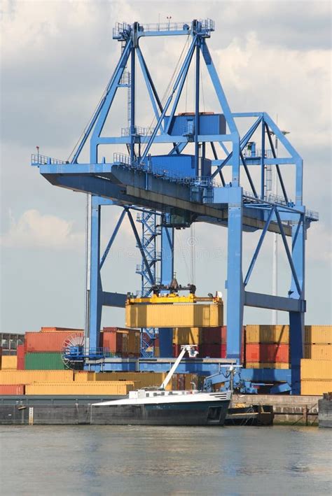 Nowoczesny żuraw portowy do przeładunku kontenerów