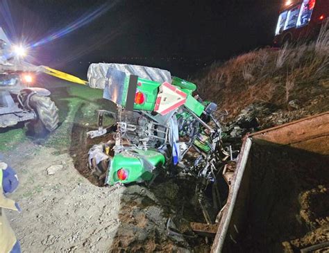 Wypadek ciągnika rolniczego, który stoczył się ze skarpy na Pomorzu, zniszczony pojazd