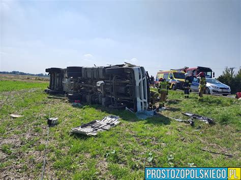 Zmiażdżona kabina ciągnika po wypadku na skarpie