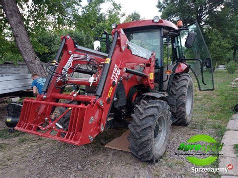 Ładowacz czołowy TUR zamontowany na ciągniku Zetor, pracujący na polu