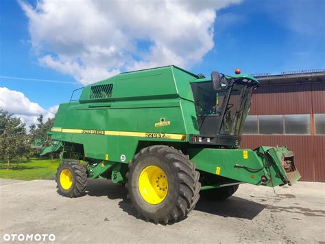 kombajn John Deere 2266 z widocznym hederem w pracy