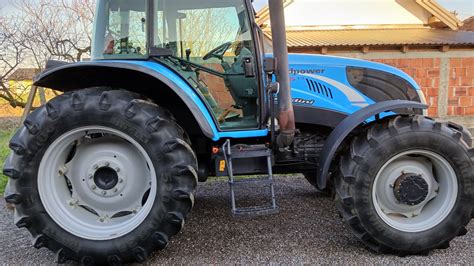 Widok ogólny ciągnika rolniczego Landini Landpower 135 w środowisku pracy
