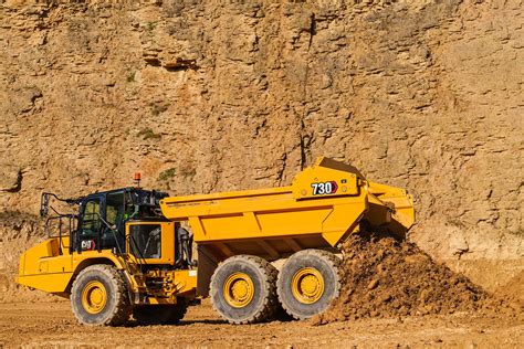 Tematyczne zdjęcie wozidła przegubowego Cat 730 w akcji